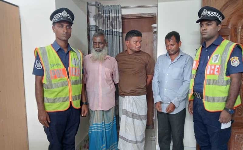 কুয়াকাটা সৈকতে পর্যটকের ট্রাভেল ব্যাগ চুরি করতে গিয়ে আটক ৩