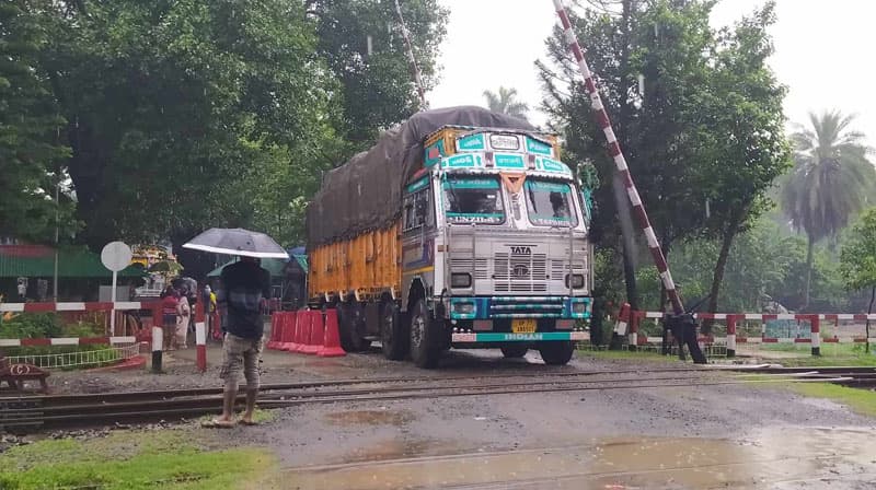 হিলি স্থলবন্দরে আমদানি-রপ্তানী শুরু, আসেনি কাঁচামরিচ