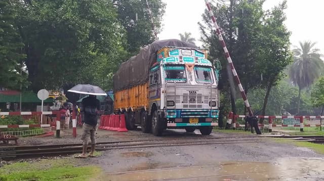 হিলি স্থলবন্দরে আমদানি-রপ্তানী শুরু, আসেনি কাঁচামরিচ