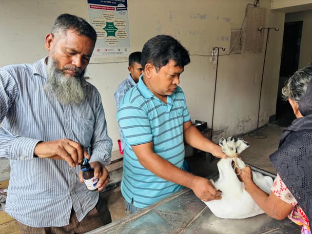 চিকিৎসক সঙ্কট ব‌্যবস্থাপত্র দি‌চ্ছে অ‌ফিস সহকারী