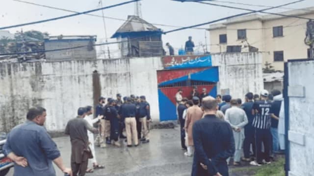 কারাগারের টয়লেট ভেঙে পালালেন ৩ কয়েদি