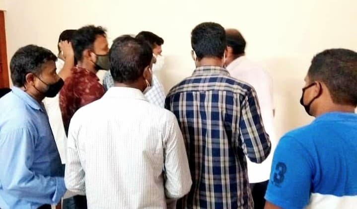 ঠাকুরগাঁওয়ে করোনা পরীক্ষাগারে গাদাগাদি