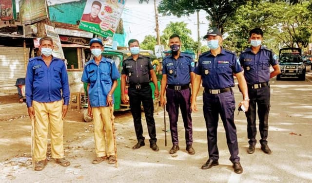 কঠোর  লকডাউন বাস্তবায়নে মাঠে সরাইল থানা পুলিশ
