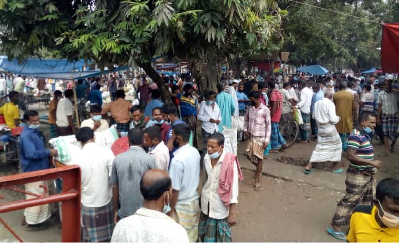 লকডাউনে রাস্তায় কড়াকড়ি, হাটে ঢিলেঢালা
