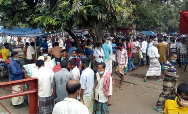 লকডাউনে রাস্তায় কড়াকড়ি, হাটে ঢিলেঢালা