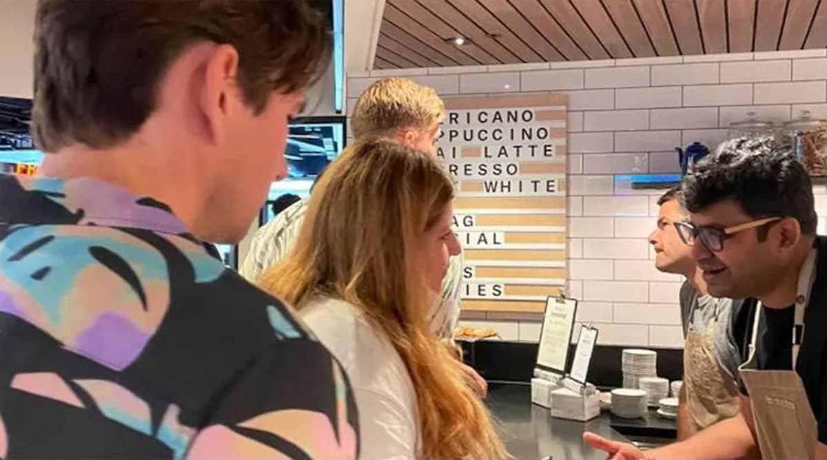 ওয়েটারের বেশে কফি পরিবেশন করছেন টুইটার সিইও! হতবাক নেটদুনিয়া