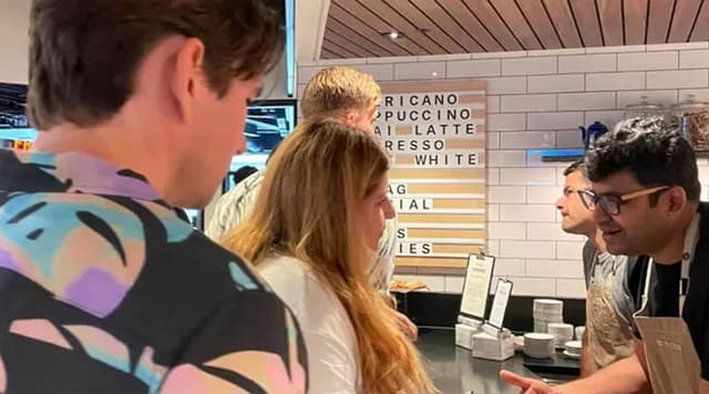 ওয়েটারের বেশে কফি পরিবেশন করছেন টুইটার সিইও! হতবাক নেটদুনিয়া