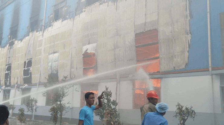 মেঘনা ইকোনমিক জোনে কার্টন কারখানায় আগুন, নিয়ন্ত্রণে ১৪ ইউনিট