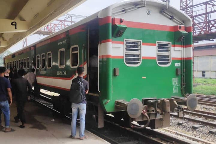 যাত্রীসহ বগি ফেলে ছেড়ে গেল ট্রেন