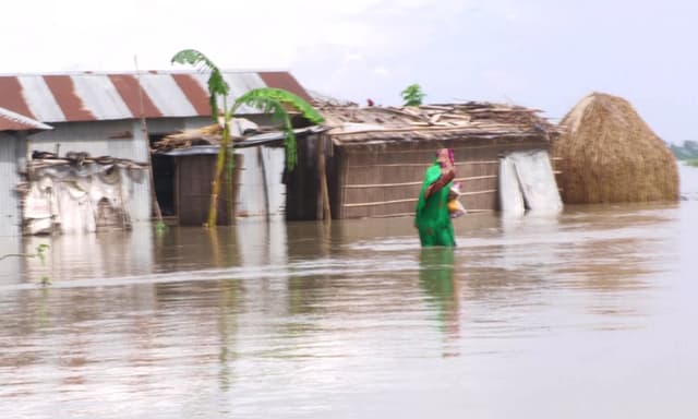 কুড়িগ্রামে বন্যা পরিস্থিতির অবনতি, পানিবন্দি ৮০ হাজার মানুষ