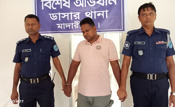 লিবিয়ায় গেমঘর-এ নির্যাতনকারী মাফিয়া সদস্য আটক