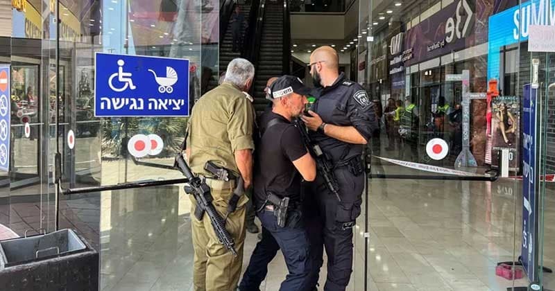 ইসরায়েলের শপিং সেন্টারে সেনাদের ওপর ছুরি নিয়ে হামলা, নিহত ১