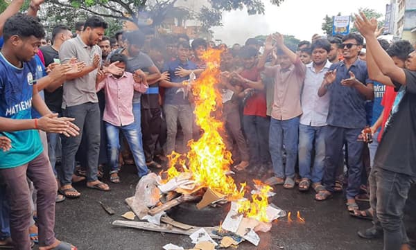 বই ও টায়ারে আগুন জ্বালিয়ে ববি শিক্ষার্থীরদের আন্দোলন