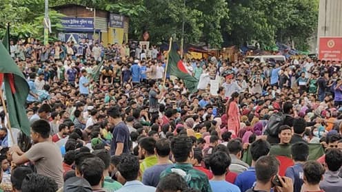 কোটা বাতিলের দাবিতে শাহবাগ মোড় অবরোধ শিক্ষার্থীদের