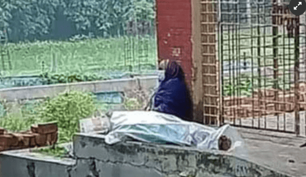 করোনায় মৃত স্বামীকে নিয়ে রাতভর শ্মশানে স্ত্রী, ভরসা মুসলিমরা