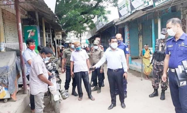 লকডাউনের ৫ম দিনে হিলিতে ভ্রাম্যমাণ আদালতের জরিমানা