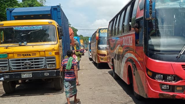 তীব্র স্রোতে যানবাহন পারাপার ব্যাহত, সড়কে সিরিয়াল