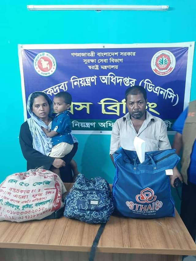 গোয়ালন্দে ২৩৫ বোতল ফেনসিডিল সহ গ্রেফতার দুই