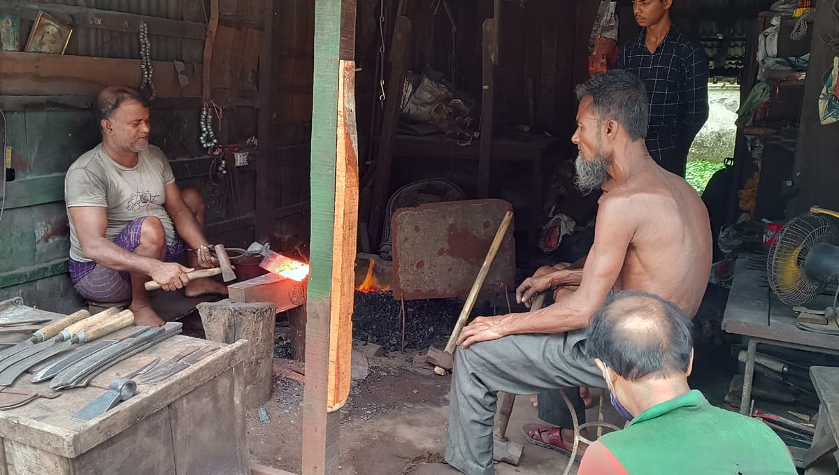 বরিশালে হাতুড়ির টুং টাং শব্দে মুখর কামারপাড়া