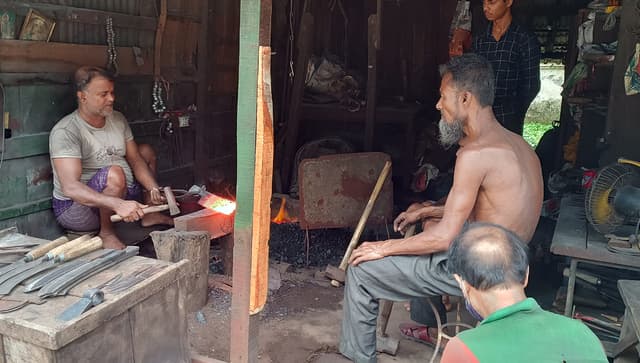 বরিশালে হাতুড়ির টুং টাং শব্দে মুখর কামারপাড়া