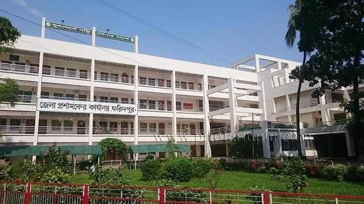 ফরিদপুরে ডিসির কাছে মোটরসাইকেল চালকদের স্মারকলিপি প্রদান