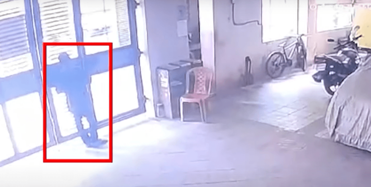 ‘গেট খুলতে দেরি ’ গাড়িচাপা দিয়ে দারোয়ানকে হত্যা করলেন বাড়ির মালিক!