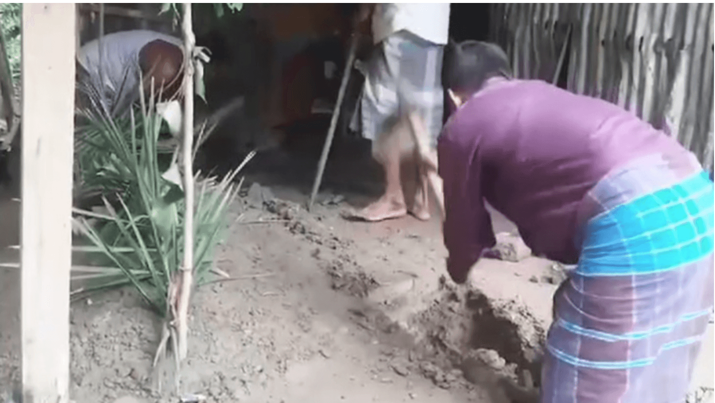 ভোলায় পারিবারিক বিরোধের জেরে মায়ের কবর বারান্দায় দিলেন সন্তানরা।