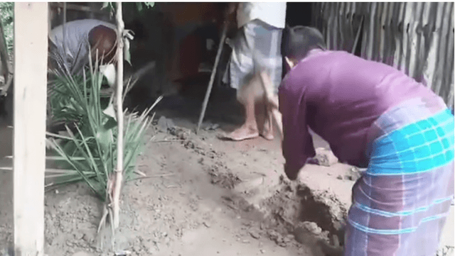 ভোলায় পারিবারিক বিরোধের জেরে মায়ের কবর বারান্দায় দিলেন সন্তানরা।