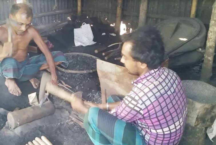 ঈদকে সামনে রেখে বাড়ছে কামারদের ব্যস্ততা