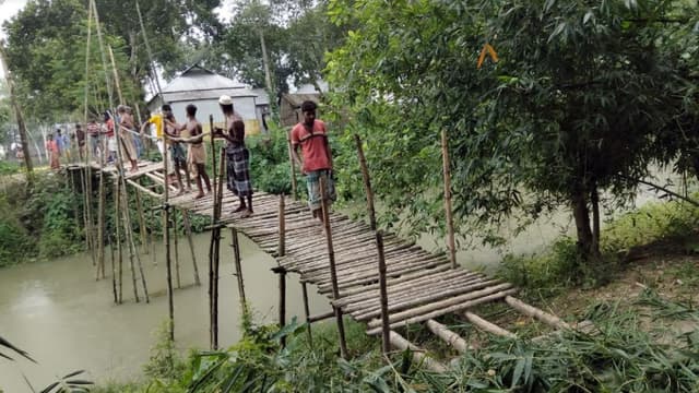 জামালপুরে স্বেচ্ছাশ্রমে বাঁশের সাঁকো নির্মাণ