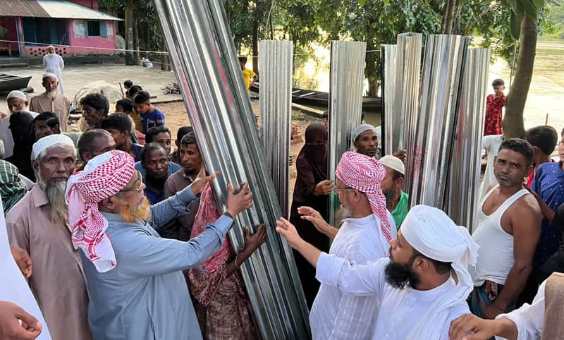 নেত্রকোনায় বন্যাদূর্গতদের মাঝে খেলাফত আন্দোলনের ত্রাণ বিতরণ