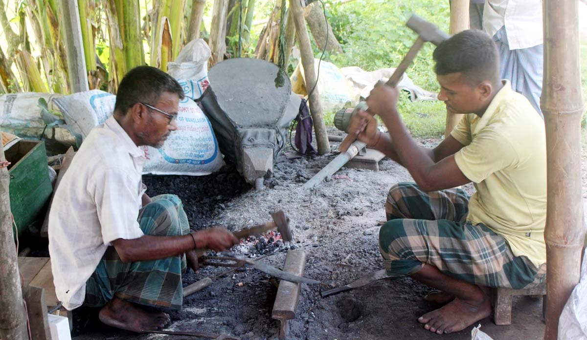 ব্যস্ততা বেড়েছে নওগাঁর কামার পল্লীর কারিগরদের