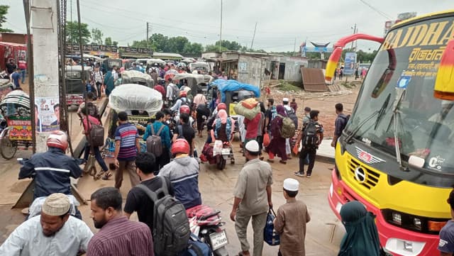 চাপ বাড়তে শুরু করেছে ঘরমুখো মানুষের