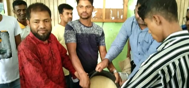 হিলির বোয়ালদাড় ইউনিয়নে বিনামূল্যে ভিজিএফ এর চাল বিতরণ