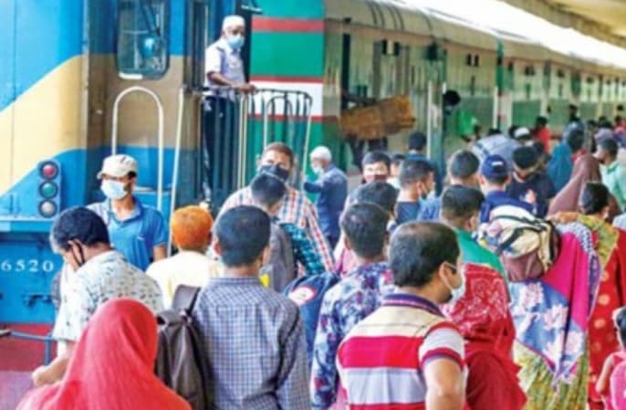 ঘরমুখো মানুষের ভিড় বাড়ছে কমলাপুর স্টেশনে