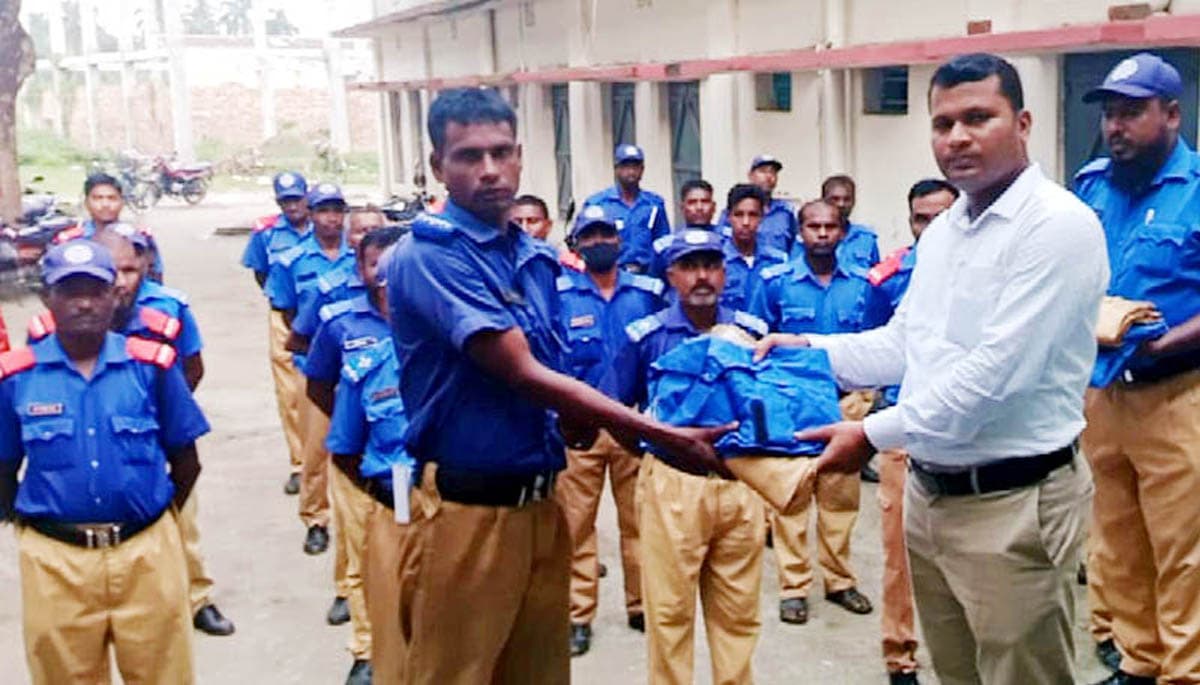 পাঁচবিবিতে গ্রামপুলিশরা পেল পোশাক