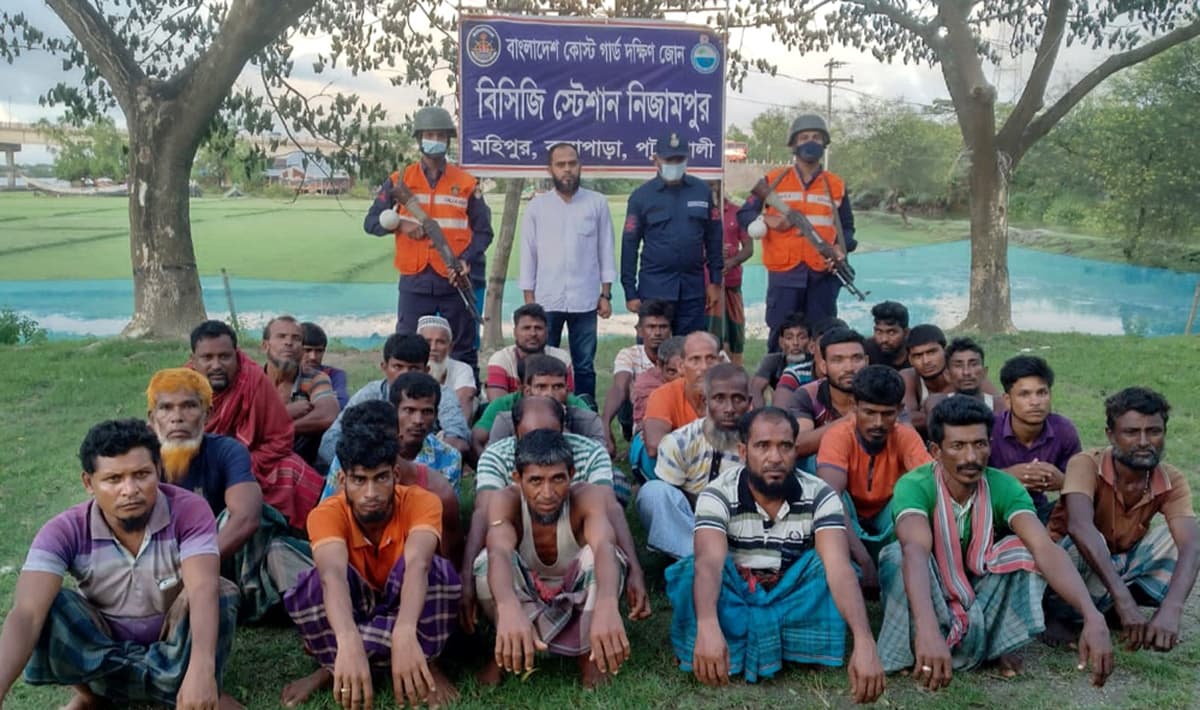 কুয়াকাটায় ৩৯ জেলেকে ১ লাখ ৭৭ হাজার টাকা জরিমানা