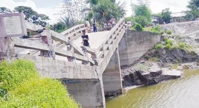 ভেঙ্গে পড়েছে আশাশুনির বাঁকড়া ব্রিজ, জনভোগান্তি চরমে
