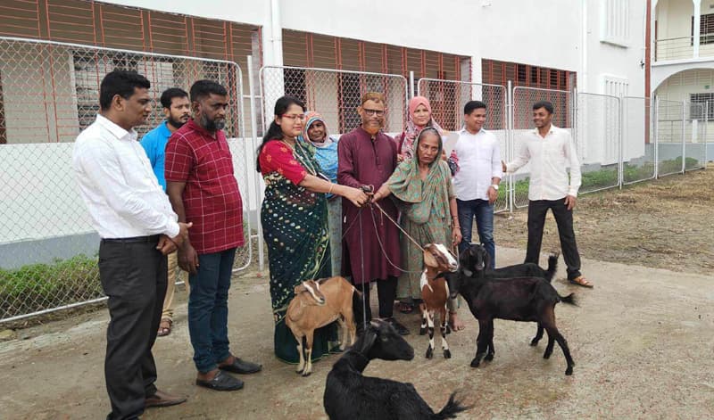 ভিক্ষুক পুর্নবাসন ও কর্মসংস্থানের লক্ষ্যে ডাসারে গরু ছাগল বিতরণ