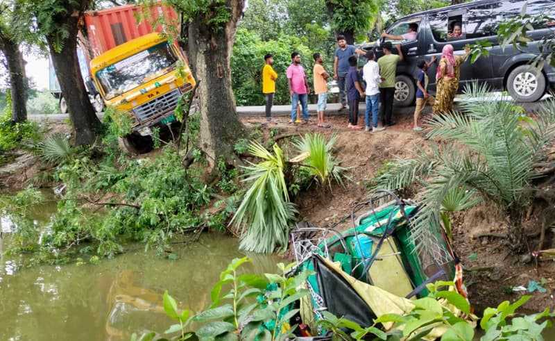 দেবীদ্বারে সড়ক দুর্ঘটনায় মা-মেয়েসহ নিহত তিন