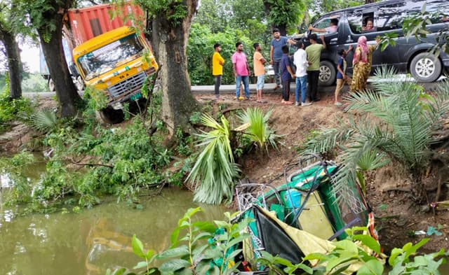 দেবীদ্বারে সড়ক দুর্ঘটনায় মা-মেয়েসহ নিহত তিন
