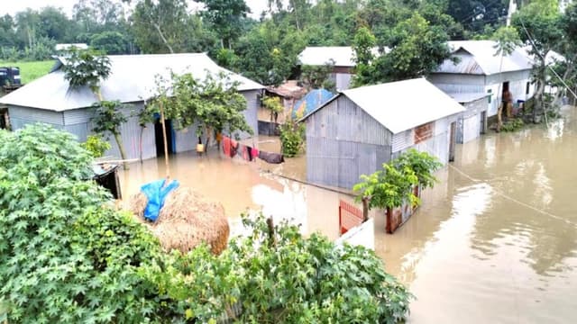 বন্যায় পানিবন্দি হাজারও শিক্ষাপ্রতিষ্ঠান, দুশ্চিন্তায় অভিভাবকরা