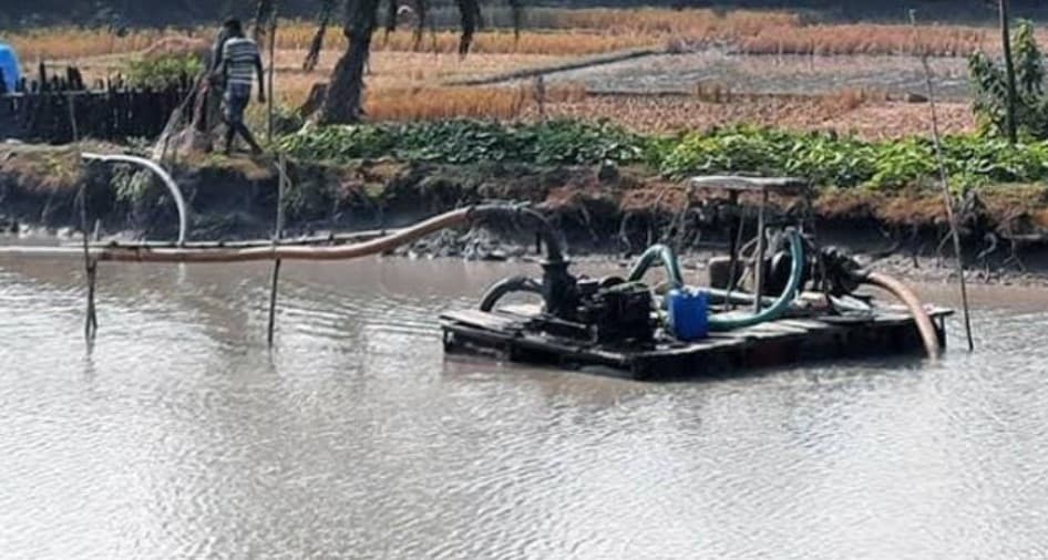 অবৈধ ড্রেজারে খননে নাব্যতা হারাচ্ছে মেহেদীগঞ্জ নদী