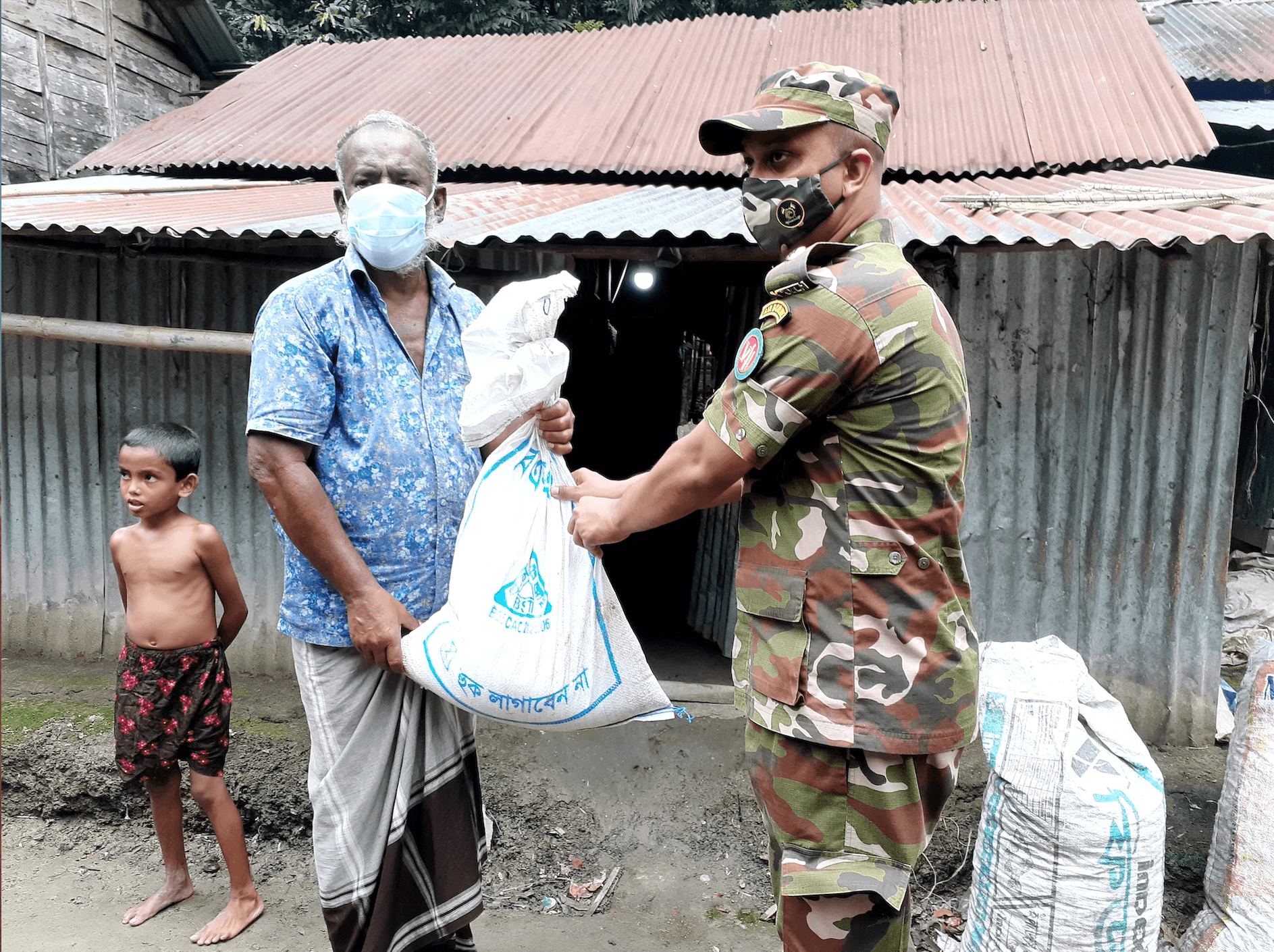 নেছারাবাদে অসহায় মানুষের মধ্য সেবাবাহিনীর ত্রাণ বিতরণ