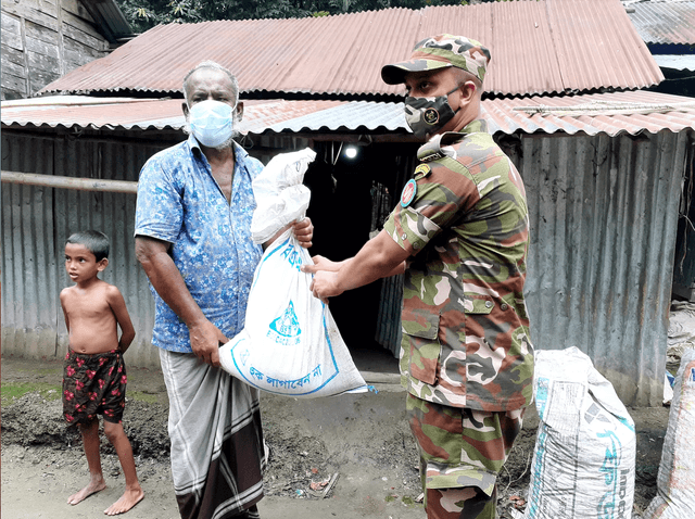 নেছারাবাদে অসহায় মানুষের মধ্য সেবাবাহিনীর ত্রাণ বিতরণ