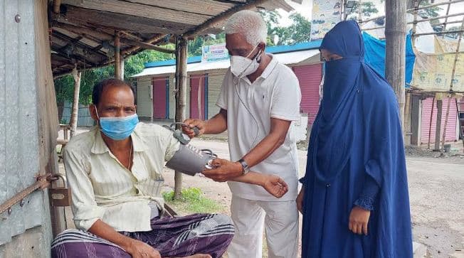 কাউখালীতে বাড়ী বাড়ী গিয়ে প্রাথমিক চিকিৎসা