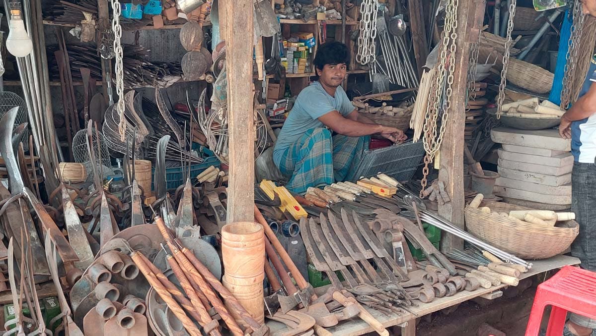 ব্যস্ত সময় পার করছেন পিরোজপুরের কামাররা