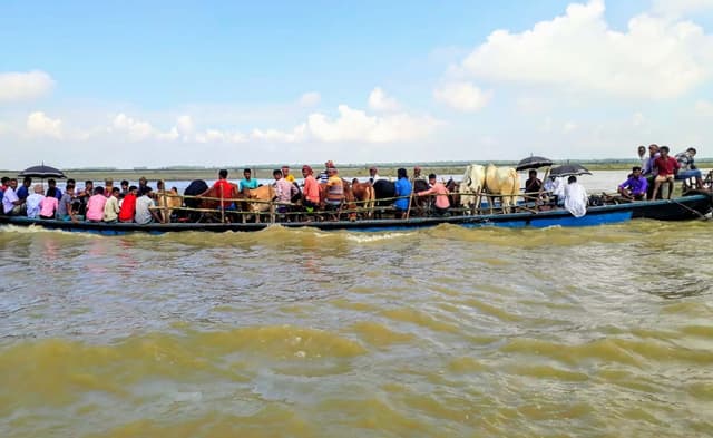 নৌকায় পারাপার