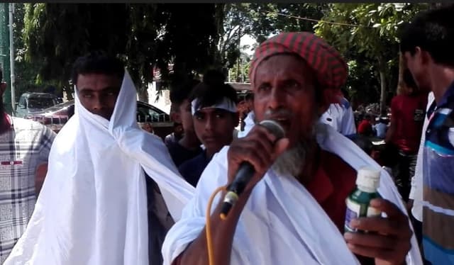 সৌরবিদ্যুৎ প্রকল্প: বিষের বোতল হাতে কৃষকদের বিক্ষোভ