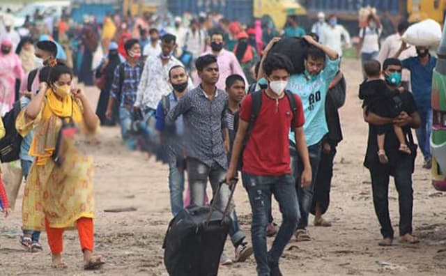 রাজধানীর গাবতলীতে ঘরমুখো মানুষের উপচেপড়া ভিড়